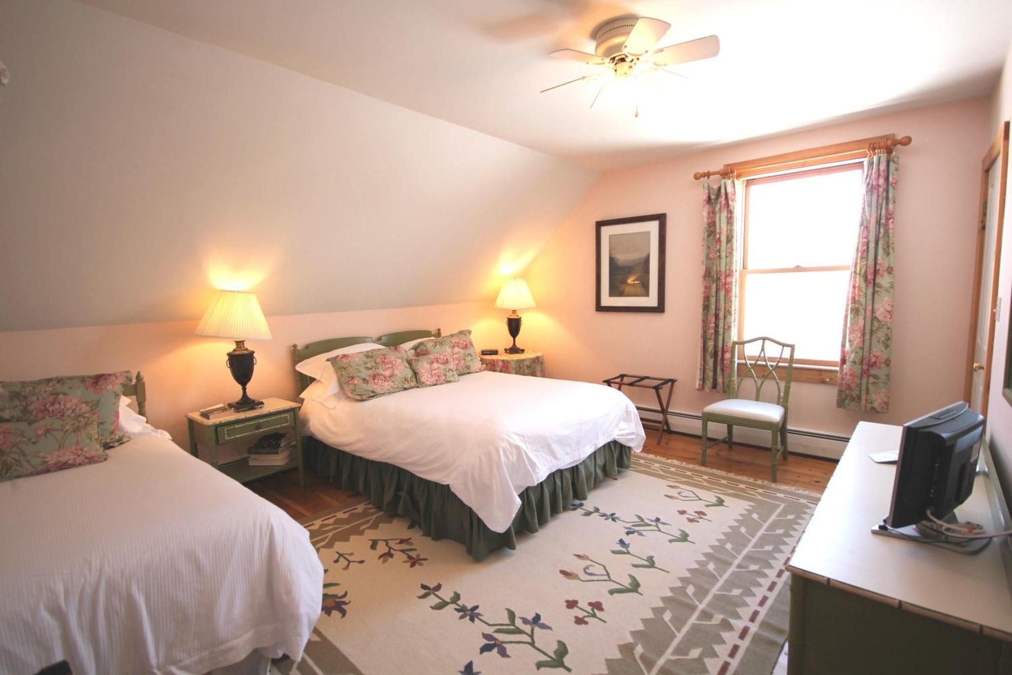 Highland Lake Inn Andover Room photo